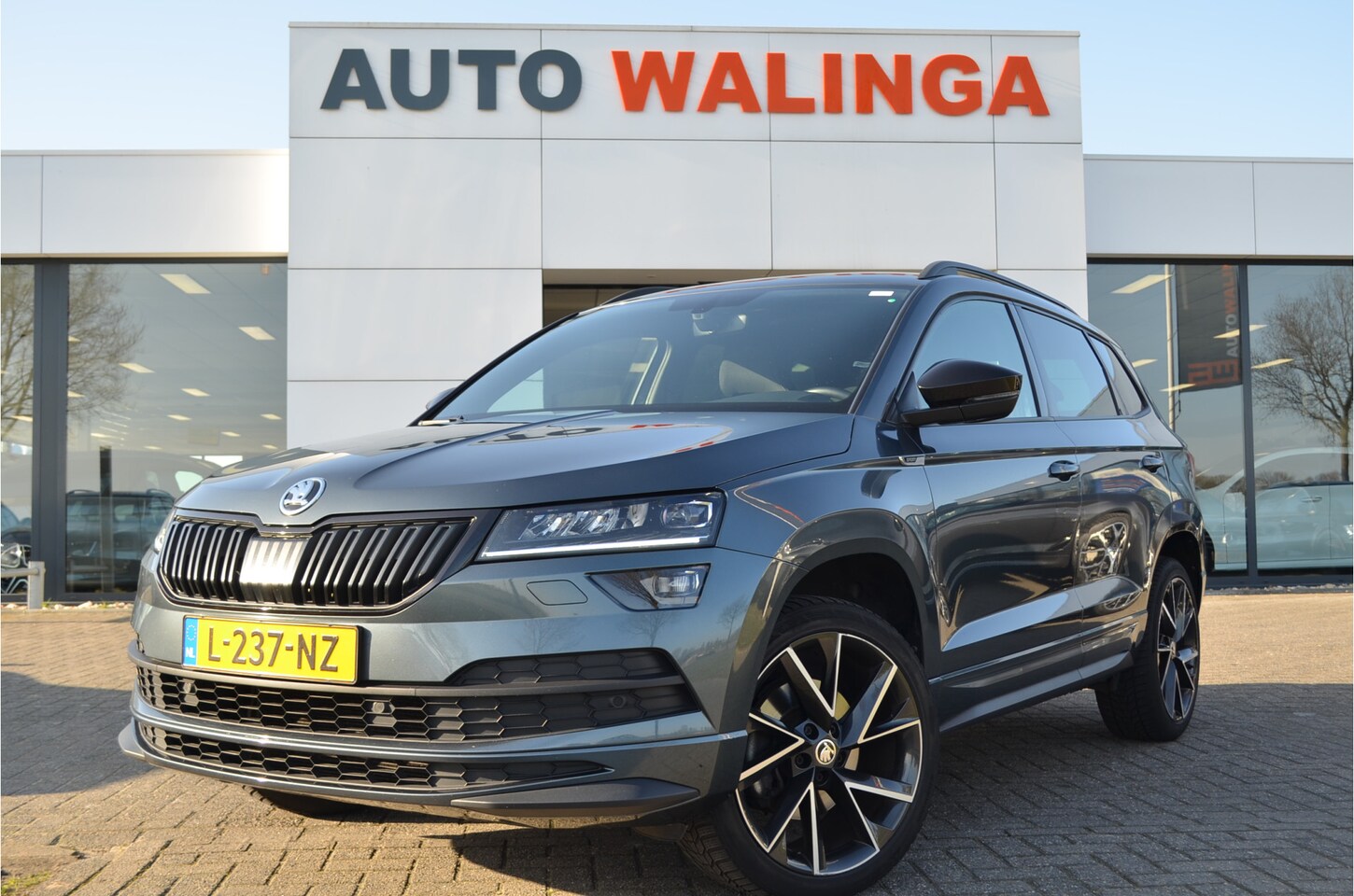 Skoda Karoq - 1.5 TSI ACT Sportline Business Trekhaak wegklap | Virtual cockpit | CANTON | Keyless | Car - AutoWereld.nl