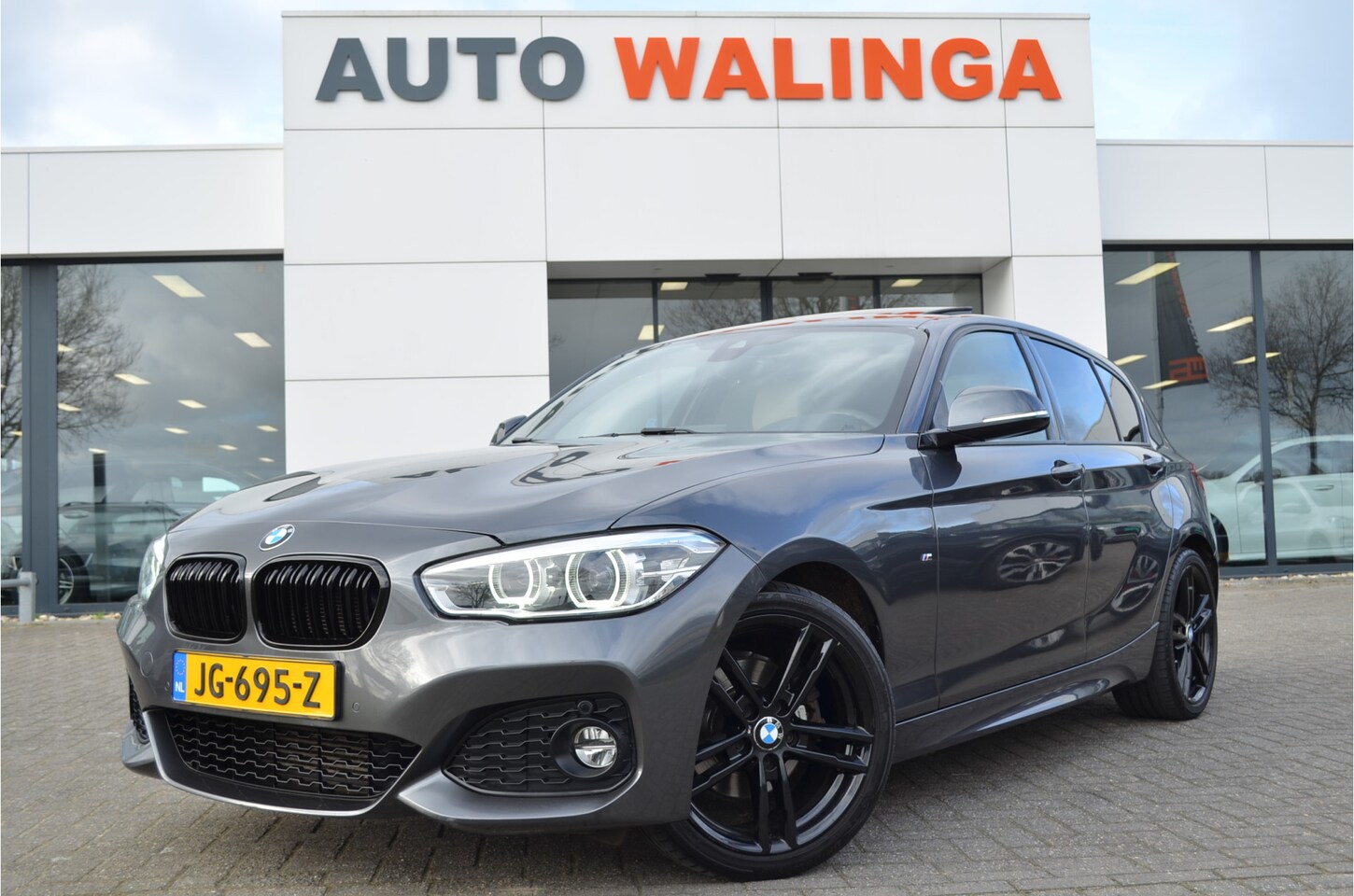 BMW 1-serie - 120i M Sport Schuif/-kanteldak | Harman Kardon | Groot navi | Leer | Keyless | Trekhaak af - AutoWereld.nl