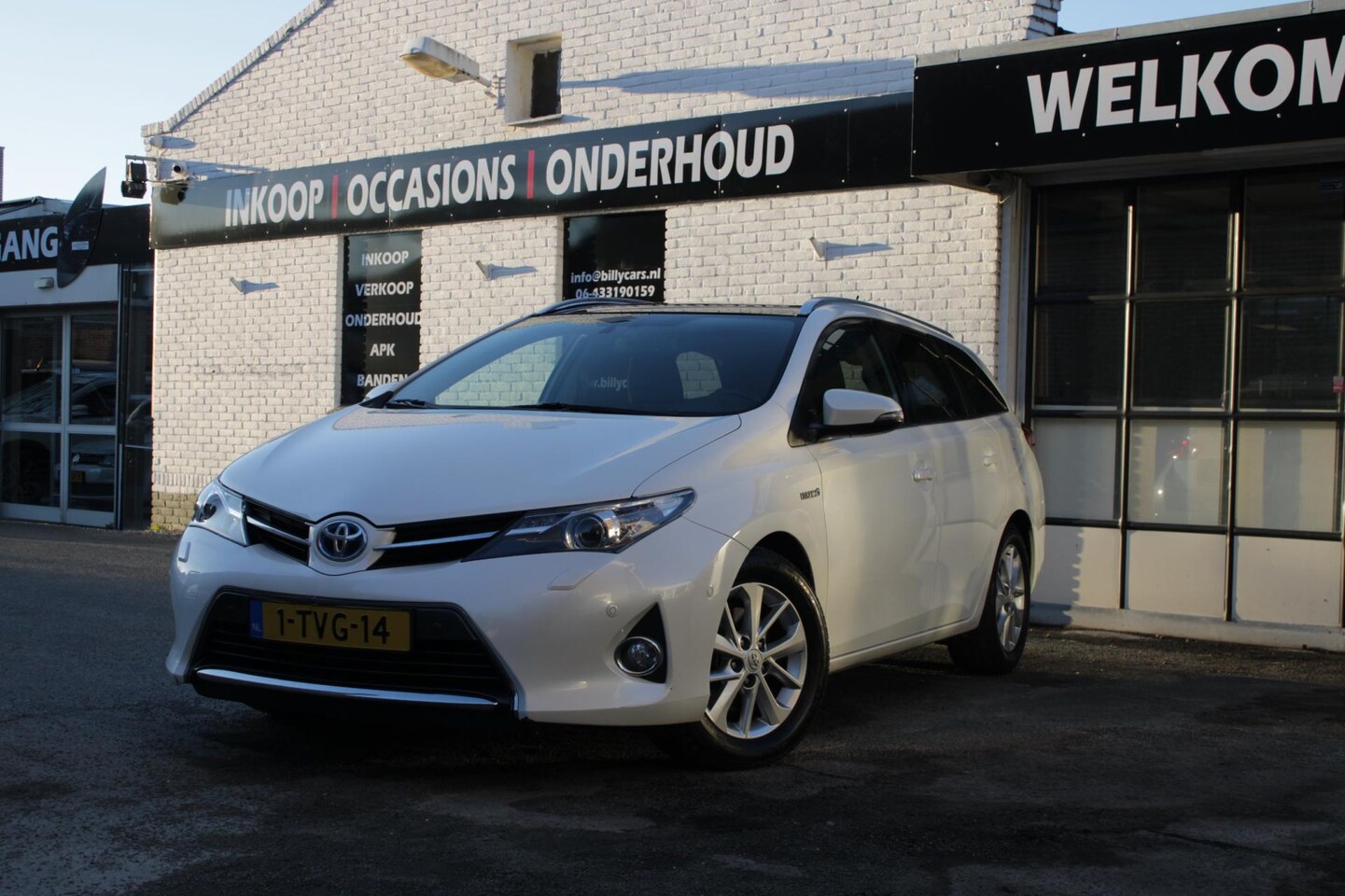 Toyota Auris Touring Sports - 1.8 Hybrid Lease+ | Airco | Elec ramen|Cruise control|Pano| Parkeer sensoren & Camra | Sto - AutoWereld.nl