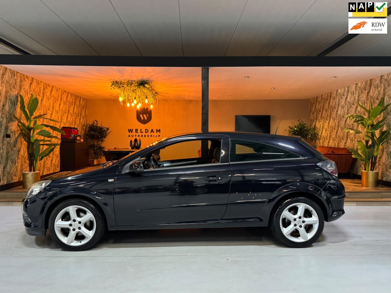 Opel Astra GTC - 1.6 Sport Cruise Sportmodus Multifunctioneel Stuur Airco Rijklaar - AutoWereld.nl