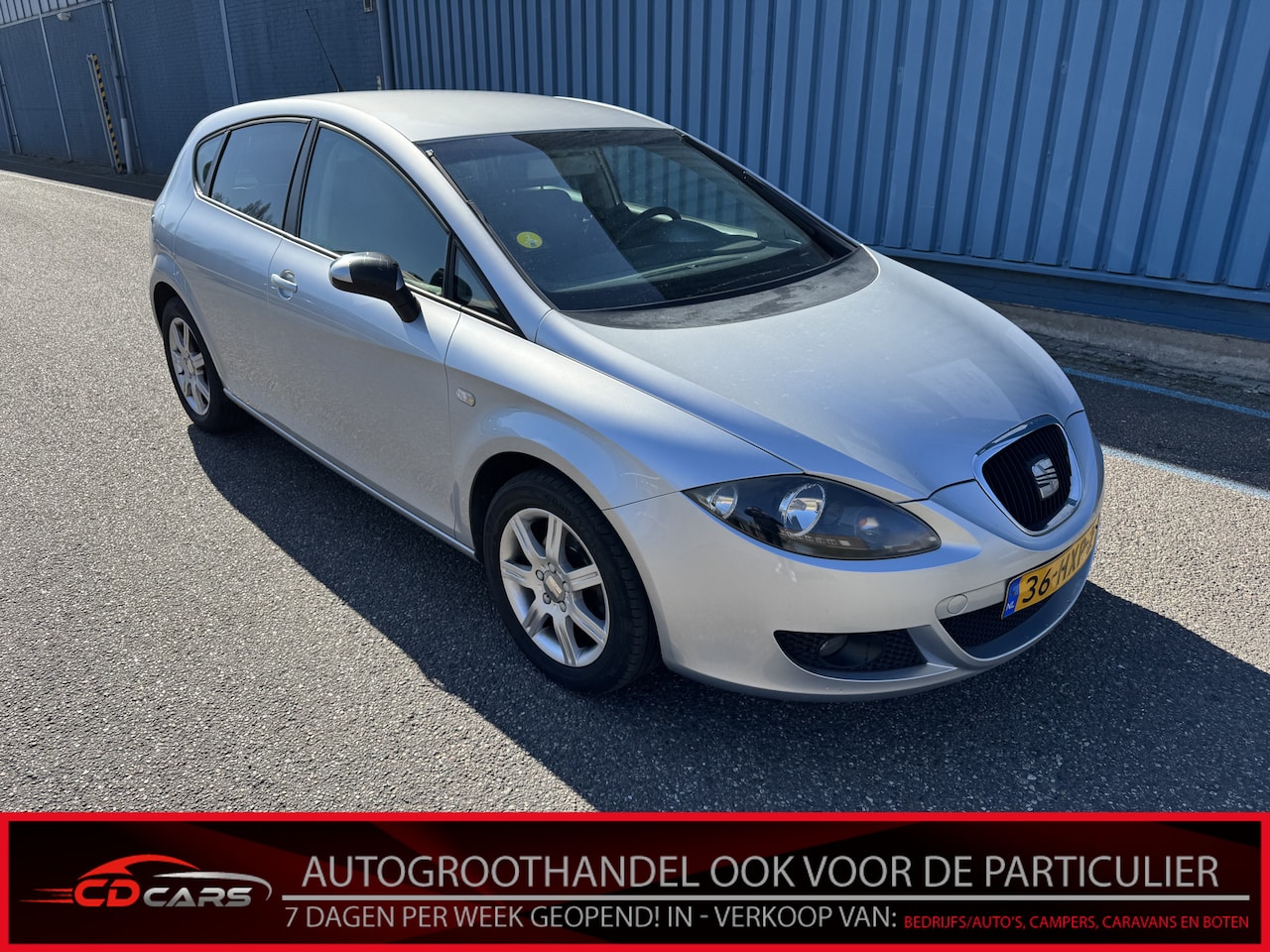Seat Leon - 1.6 Reference Clima, Parkeersensoren, Cruise control, Radio, Trekhaak Bij de verkoop van g - AutoWereld.nl