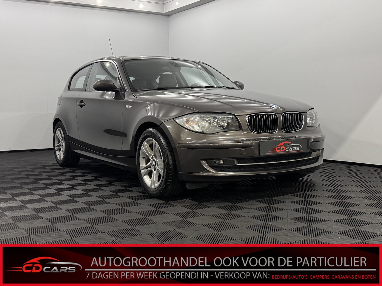 BMW 1-serie - 120i Business Line Leder, Clima, Stoelverwarming, Keyless start, Lichtmetalen velgen - AutoWereld.nl