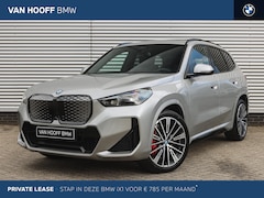 BMW iX1 - eDrive20 M Sport / Panoramadak / Trekhaak / Sportstoelen / Adaptieve LED / M Adaptief onde