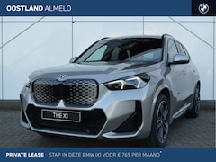 BMW iX1 - eDrive20 M Sport / Trekhaak / Sportstoelen / Adaptieve LED / M Adaptief onderstel / Parkin