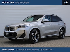 BMW iX1 - eDrive20 M Sport / Panoramadak / Trekhaak / Sportstoelen / Adaptieve LED / M Adaptief onde