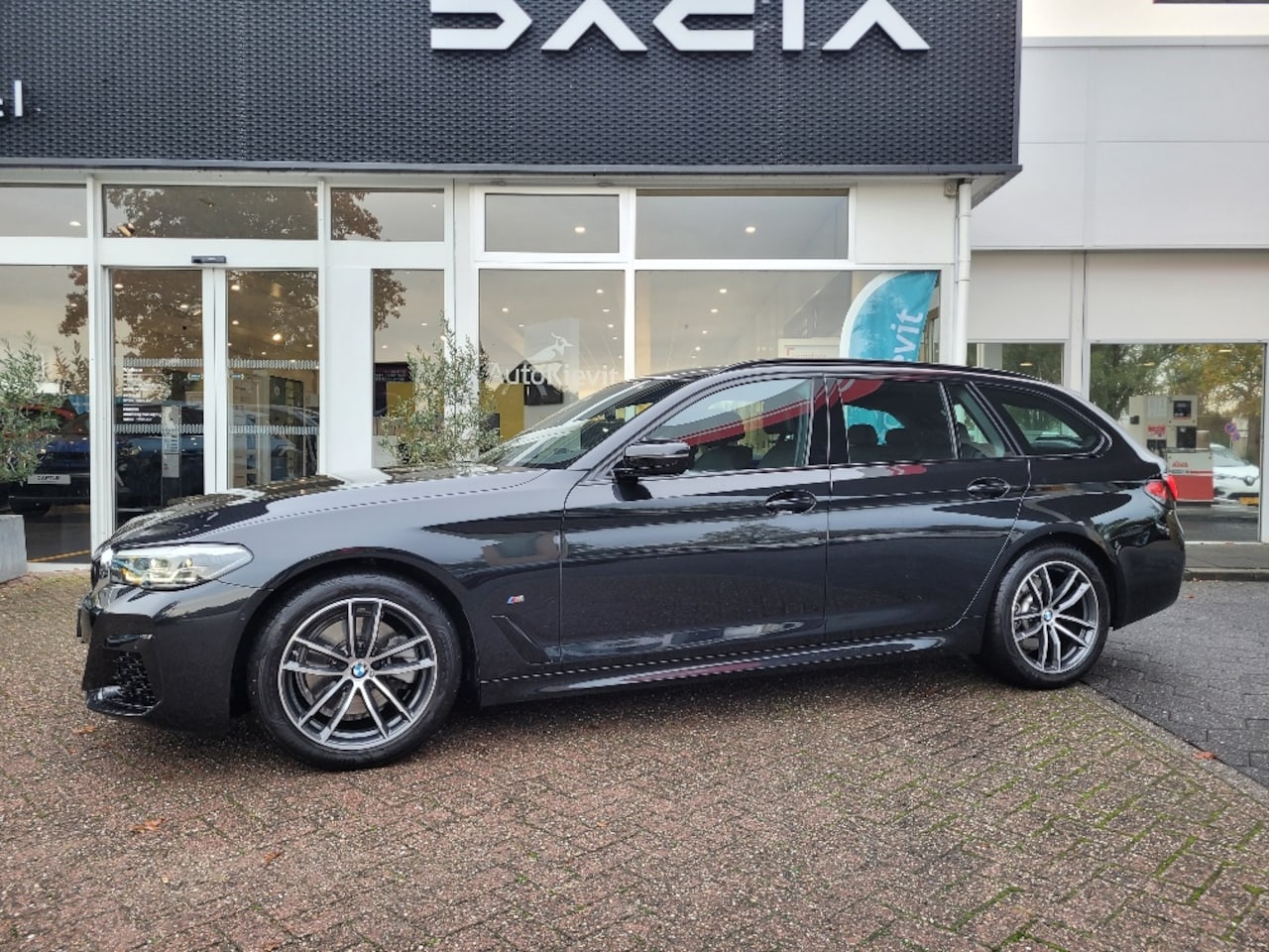BMW 5-serie Touring - 520i M-Sport Business Edition Plus - Camera / Trekhaak - AutoWereld.nl