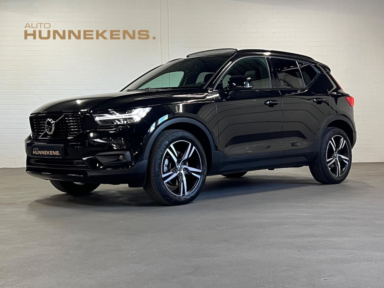 Volvo XC40 - B4 R-Design | Adapt. Cruise c | Open dak | BLIS | Keyless | 360 Camera | Harman/Kardon - AutoWereld.nl