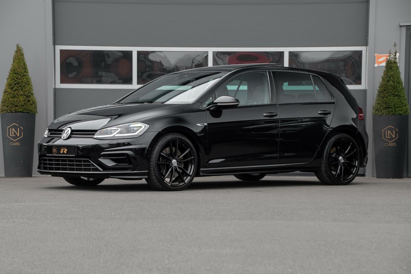 Volkswagen Golf - 2.0 TSI 4Motion R | Akrapovic | Pano | Dab - AutoWereld.nl