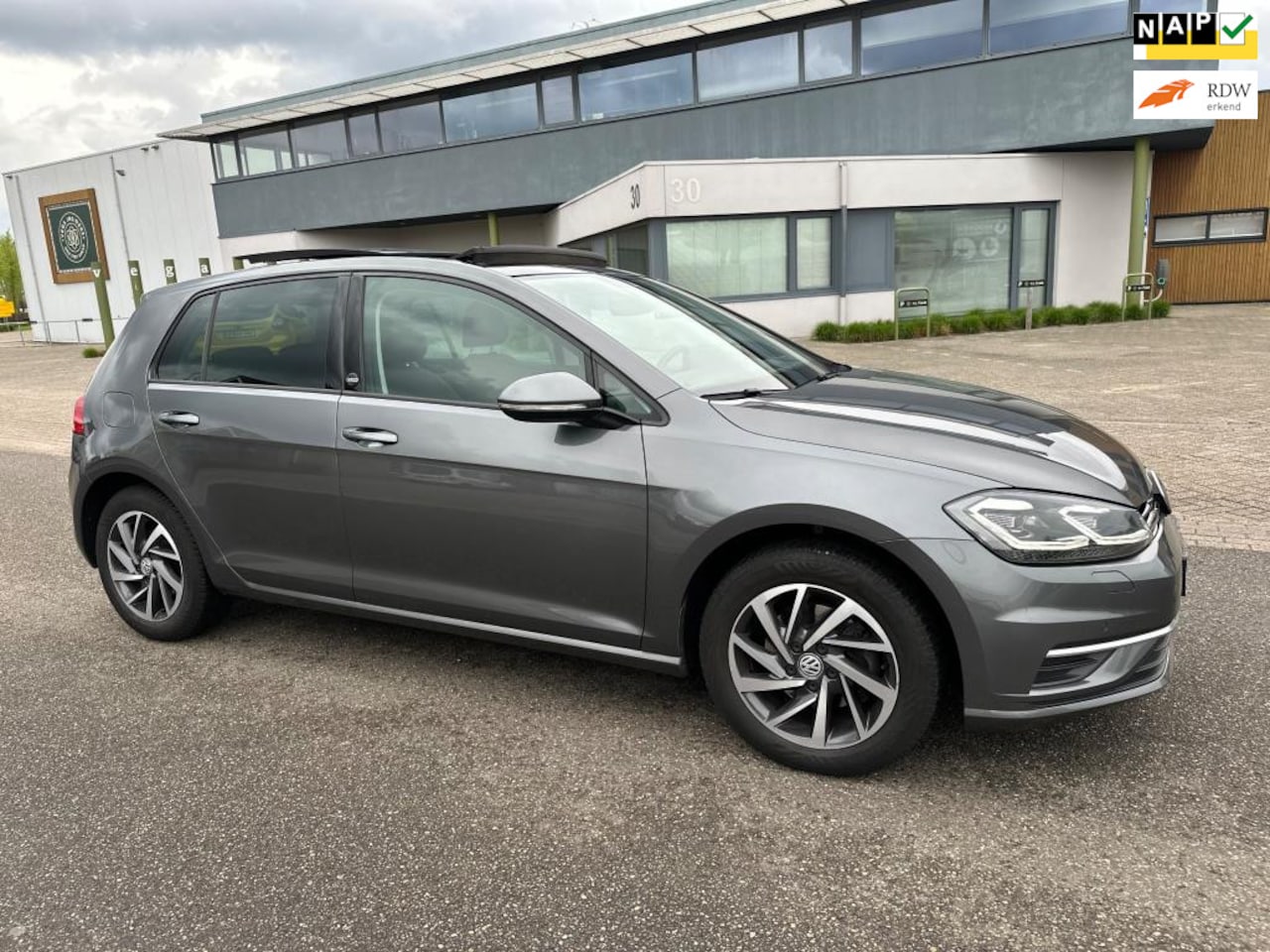 Volkswagen Golf - 1.5 TSI Highline Business R / Automaat / panodak - AutoWereld.nl