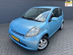 Daihatsu Sirion 2 - 1.0-12V Trend*NEW.APK 09-03-2026*NAP*ELKT-RAAM*ZUINGE AUTO