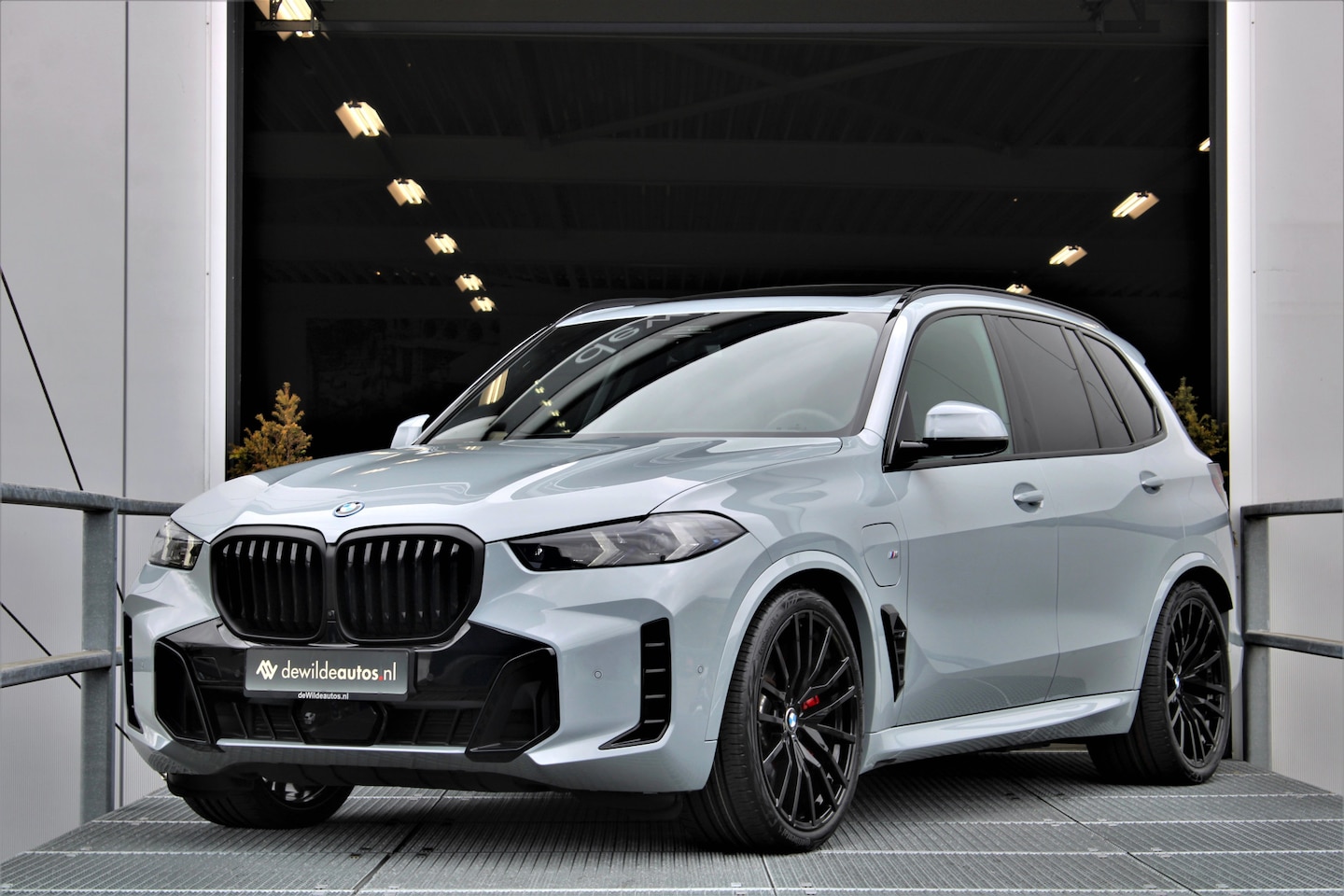 BMW X5 - xDrive50e M-sport 489pk M-seats Pano SkyLounge Carbon Stoelventilatie Trekhaak - AutoWereld.nl