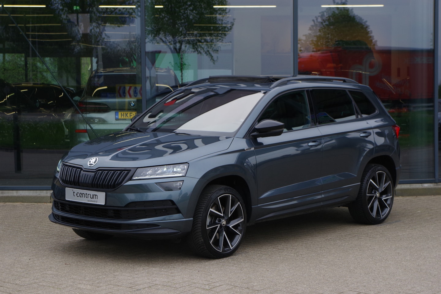 Skoda Karoq - 1.5 TSI ACT 150 PK Automaat Sportline BNS, Trekhaak, Panoramadak, Camera, Adap. Cruise Con - AutoWereld.nl
