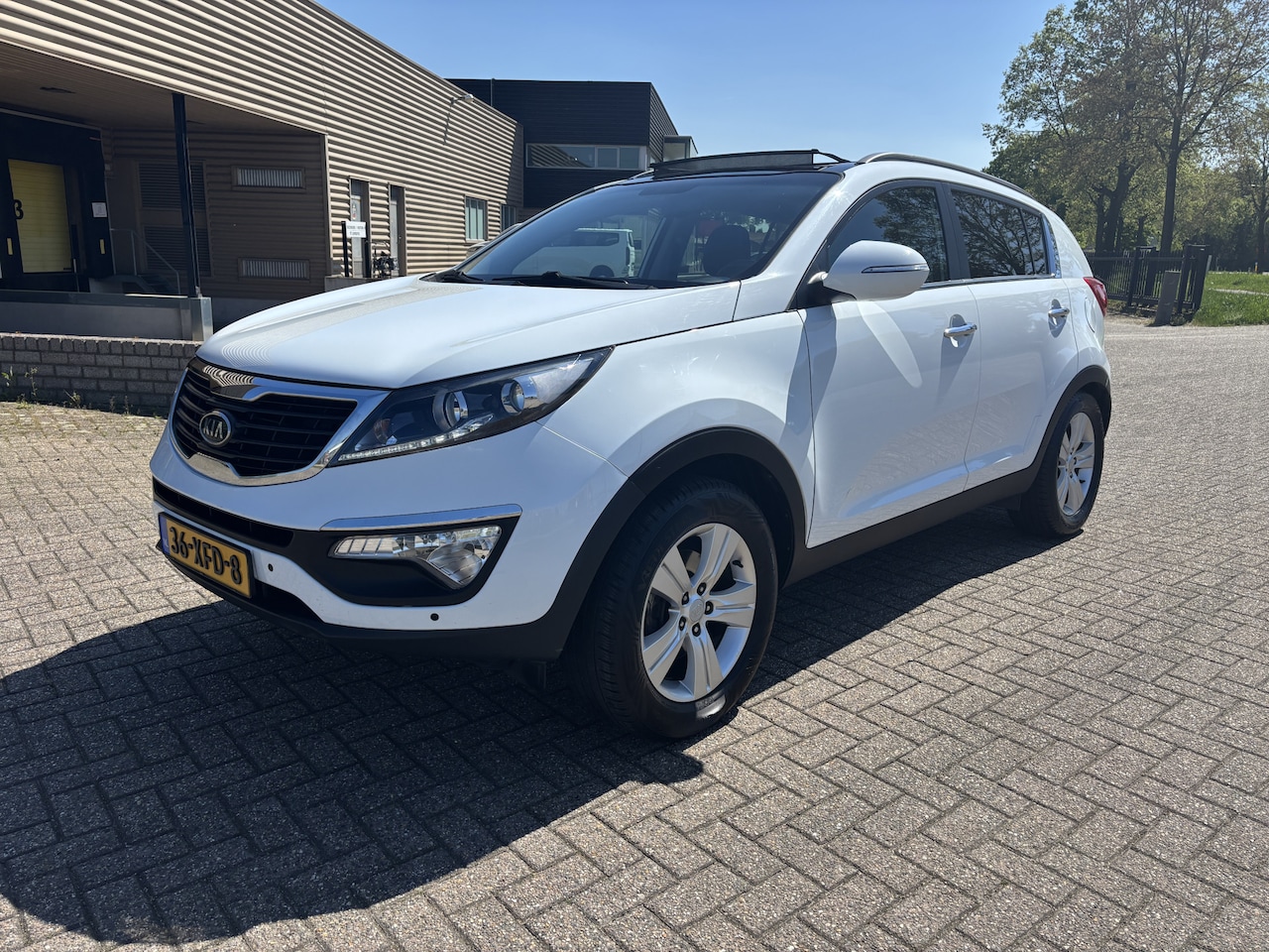 Kia Sportage - 2.0 X-ecutive Plus Pack [ panodak,fm navi,camera,ecc,lmv,trekhaak ] - AutoWereld.nl