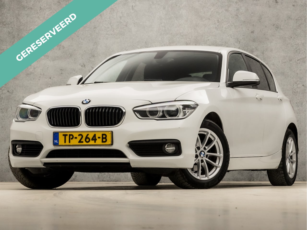BMW 1-serie - 118i Sport Automaat (NAVIGATIE, CLIMATE, STOELVERWARMING, GETINT GLAS, SPORTSTOELEN, XENON - AutoWereld.nl