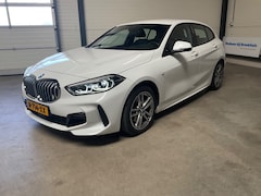 BMW 1-serie - 118i Business Edition | Led | Climate Control | Parkeersensoren | Navigatie | Apple Carpla