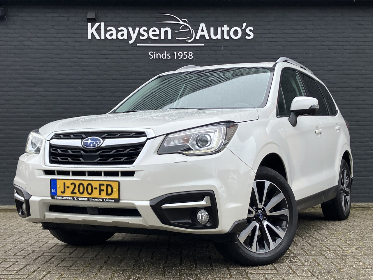 Subaru Forester - 2.0 Premium 150 pk AUT. | leder interieur | navigatie | panorama dak | trekhaak | achter/z - AutoWereld.nl