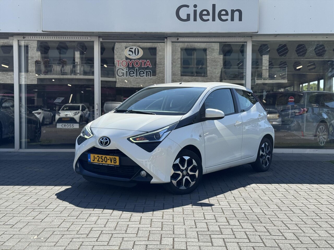 Toyota Aygo - 1.0 VVT-i X-Joy | Apple CarPlay/Android Auto, Lichtmetalen velgen, Parkeercamera, Stuurbed - AutoWereld.nl