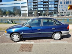 Opel Astra - 1.4i Young