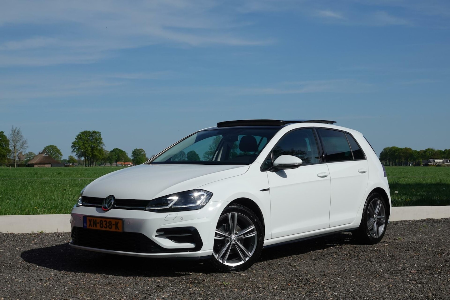 Volkswagen Golf - 7 .5 R-line PANORAMA TREKHAAK VIRTUAL PDC - AutoWereld.nl