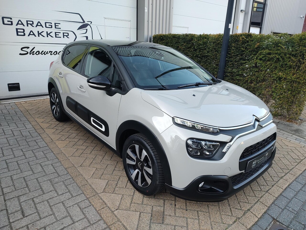 Citroën C3 - 1.2 PureTech Shine Navigatie-Carplay Led Stoelverw. Bi-Tone Nieuwe Distributie - AutoWereld.nl