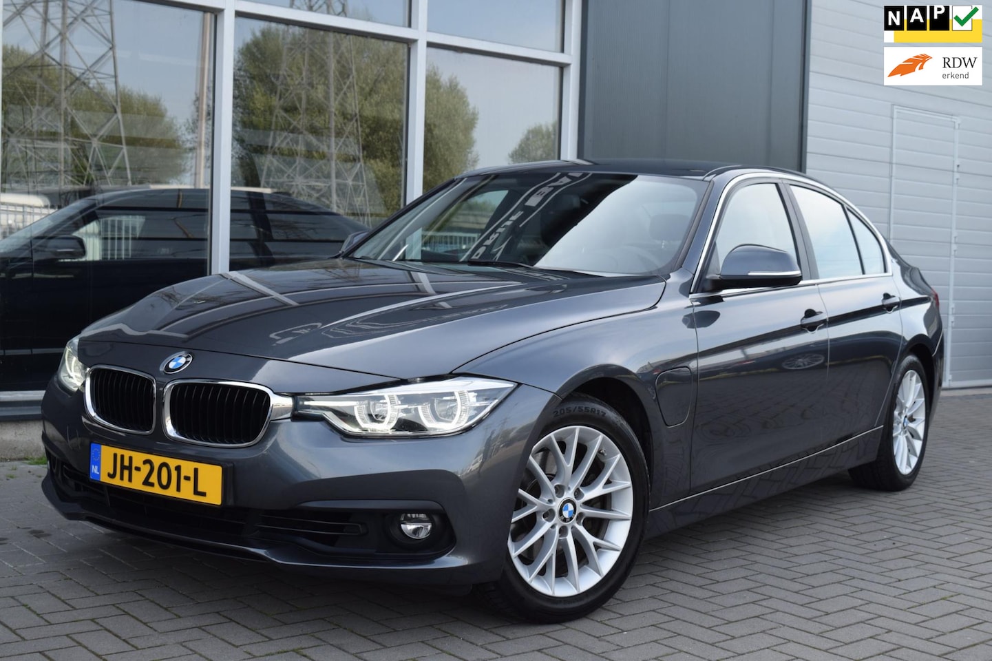 BMW 3-serie - 330e Centennial Executive | Automaat | Navi | LED | APK 4-2026 ! - AutoWereld.nl