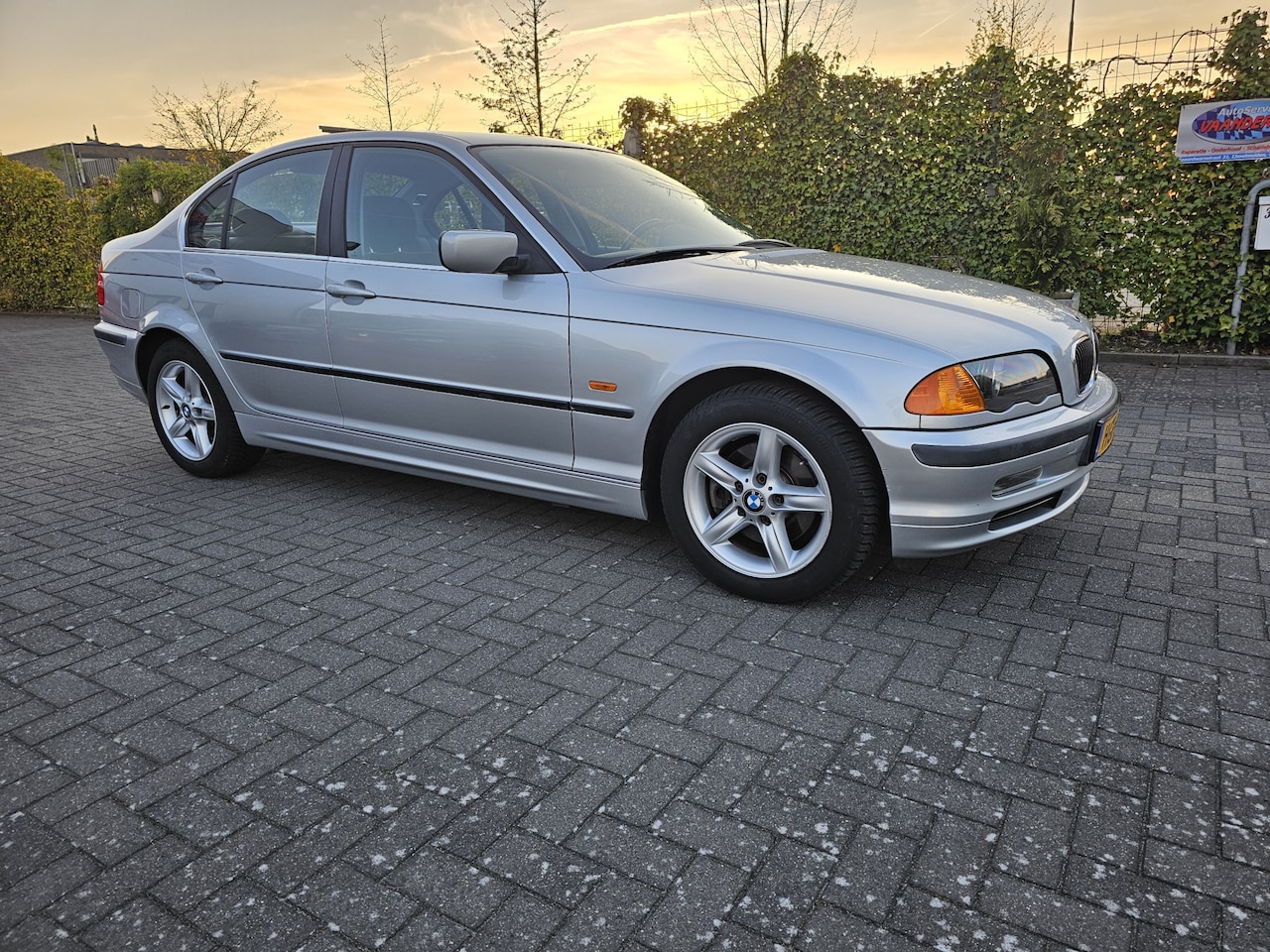 BMW 3-serie - 328i supernette youngtimer handgeschakeld - AutoWereld.nl