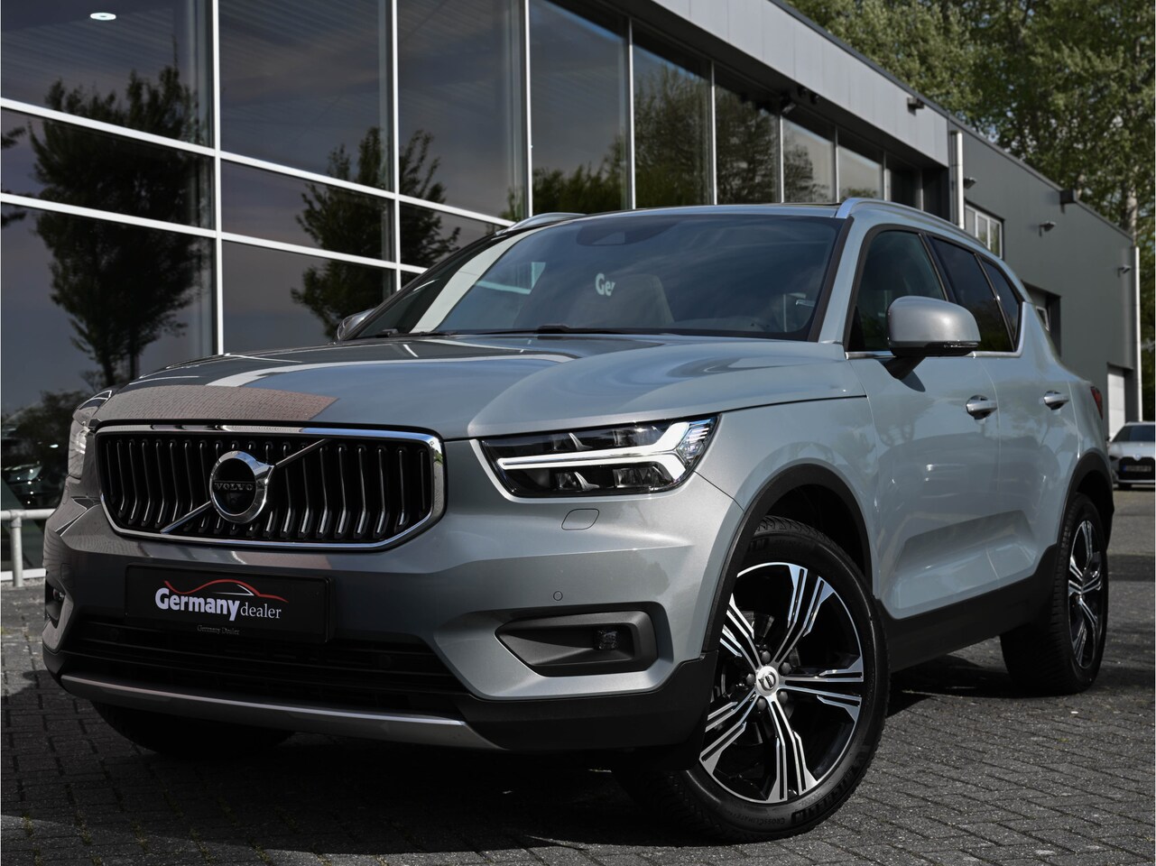 Volvo XC40 - 1.5 T3 164PK Inscription Pano H&K  Zetels Leder Trekhaak 360-camera VOL! - AutoWereld.nl
