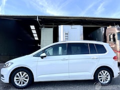 Volkswagen Touran - 2.0 TDI 150pk aut + f1 Comf Bus 7pers - massage - navi - front assist - stoel + stuurverw