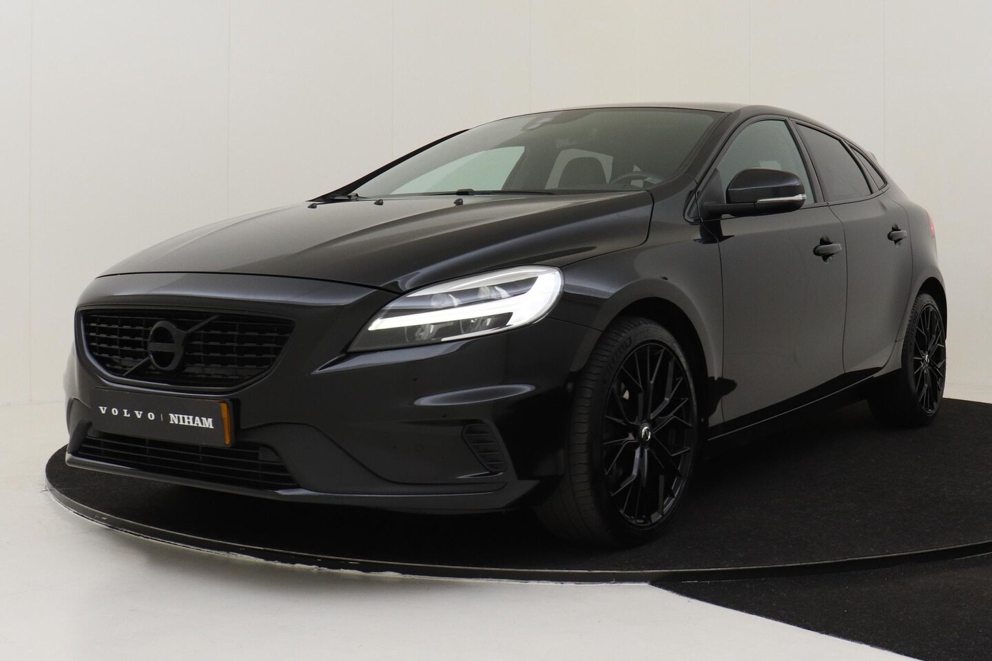 Volvo V40 - T3 AUT. POLAR+ SPORT -PANO.DAK|KEY-LESS|HARMAN/KARDON|CAMERA|STANDKACHEL - AutoWereld.nl