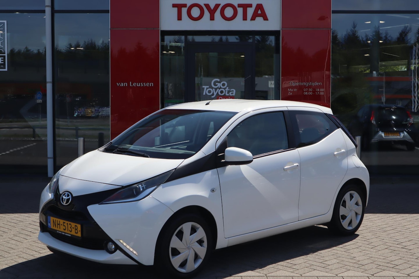 Toyota Aygo X - X-PLAY 5-DEURS NAVIGATIE PARKEERCAMERA AIRCO LED BLUETOOTH AUDIO-STUURWIEL NL-AUTO - AutoWereld.nl