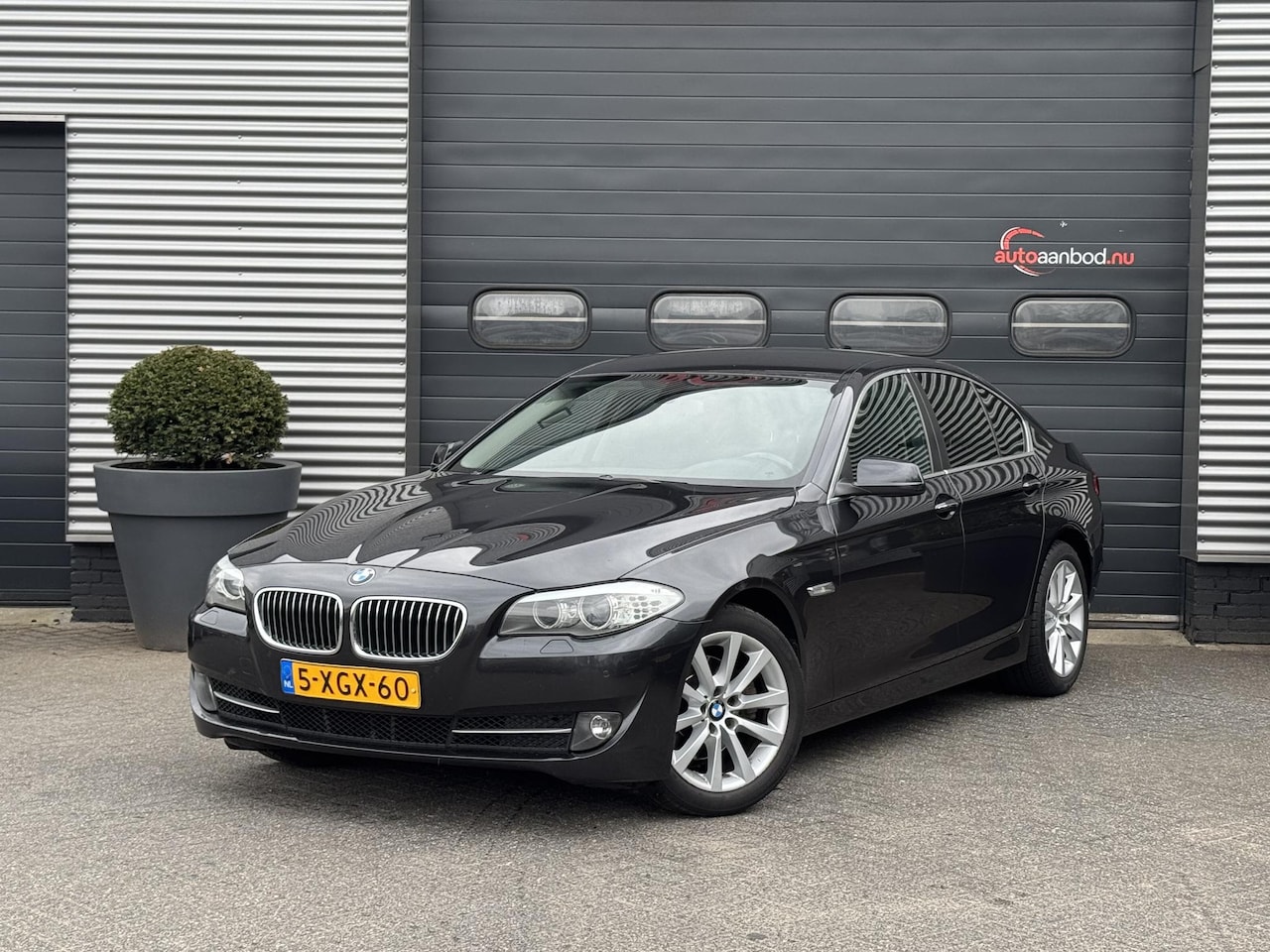 BMW 5-serie - 520d High Executive | Navigatie | Xenon | Trekhaak | Stoelverwarming | Parkeersensoren | - AutoWereld.nl