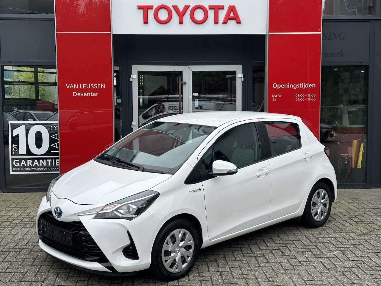 Toyota Yaris - 1.5 Hybrid ACHTERUITRIJCAMERA BLUETOOTH CLIMA CONTROL STOELVERWARM VOOR - AutoWereld.nl