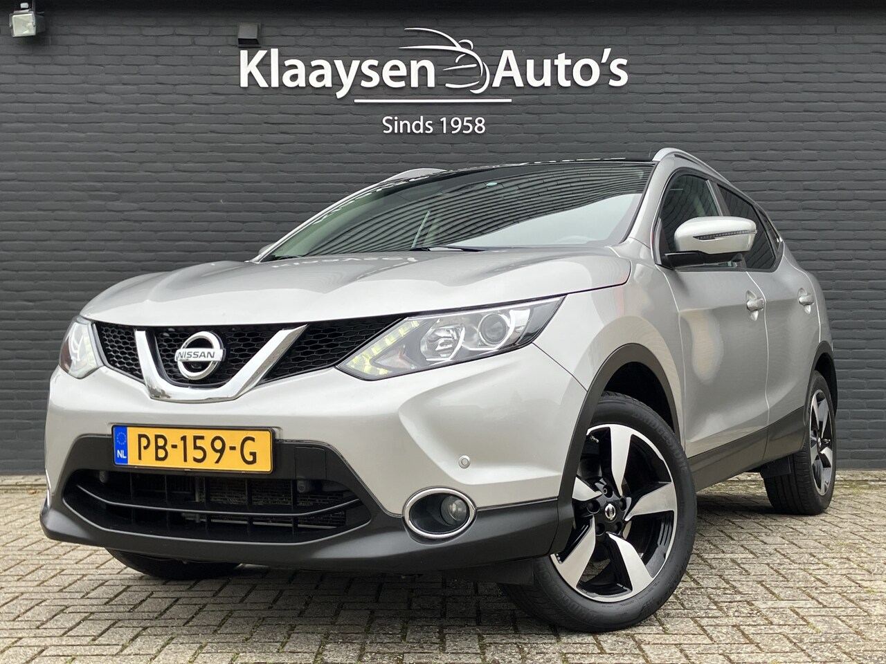 Nissan Qashqai - 1.2 N-Connecta | dealer onderhouden | navigatie | trekhaak | panoramadak | 360 camera | ke - AutoWereld.nl