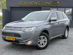 Mitsubishi Outlander - 2.0 PHEV Business Edition 2e Eigenaar, Navi, Clima, Cruise, Camera, Trekhaak, Dealer Onder