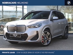 BMW iX1 - eDrive20 M Sport / Panoramadak / Trekhaak / Sportstoelen / Adaptieve LED / M Adaptief onde