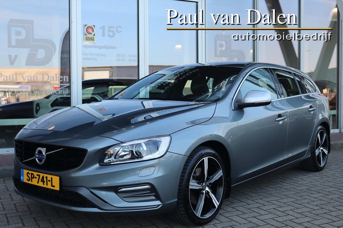 Volvo V60 - T4 190PK R-DESIGN Navi | Camera | Dab | Clima | Standkachel | Stoelverwarming | Bi- Xenon - AutoWereld.nl