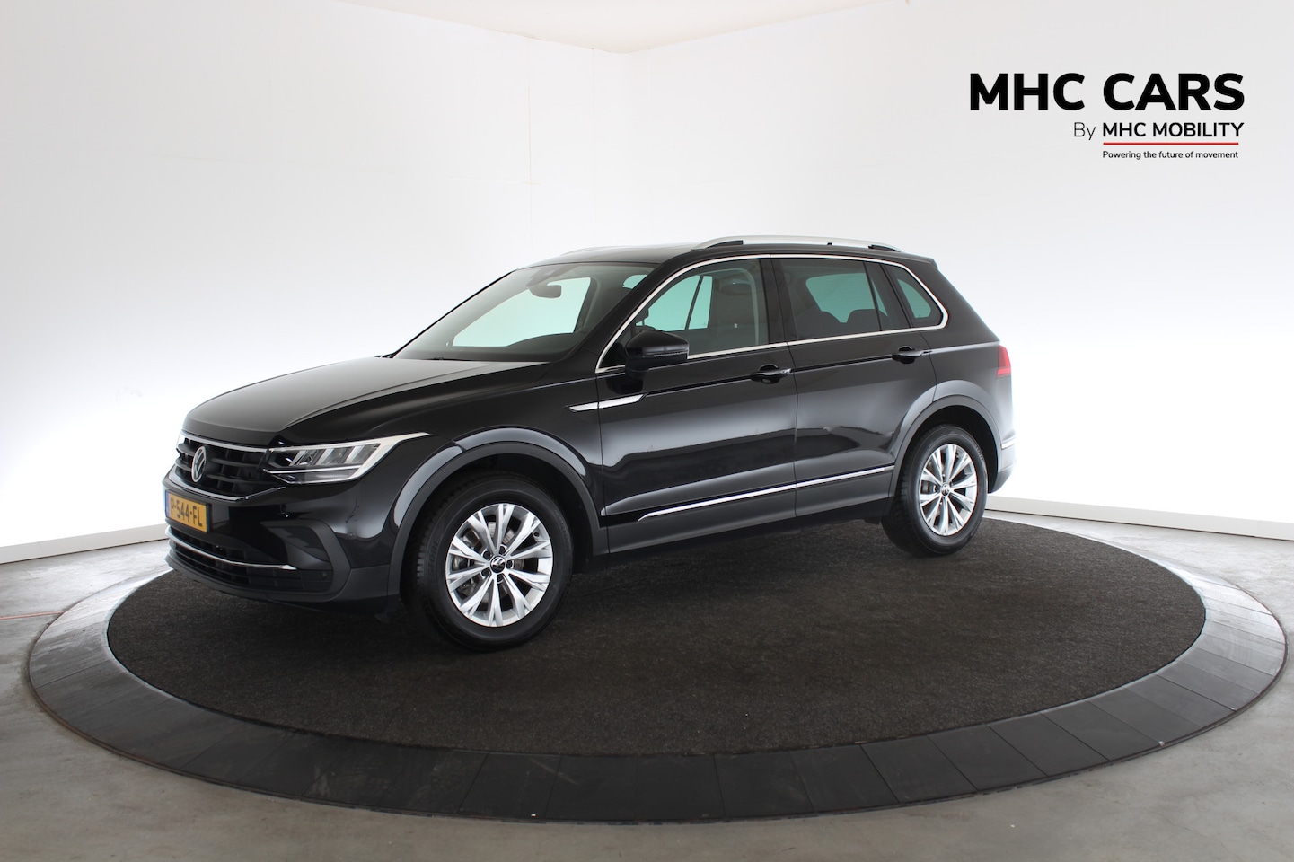 Volkswagen Tiguan - 1.5 TSI Life Business | Panorama | DSG |  Lage KM stand | - AutoWereld.nl