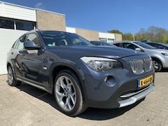 BMW X1 - xDrive23d Executive M-Pakket 250PK CarPlay Panodak Trekhaak Cruise Control Airco Elektrisc