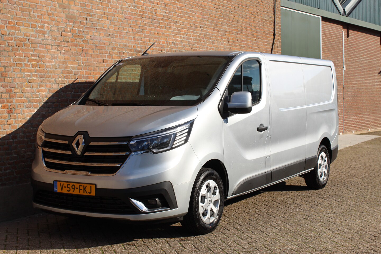 Renault Trafic - 2.0 dCi 110 T30 L2H1 Work Edition - Reservewiel / Vierseizoenbanden met sneeuwvlokicoon / - AutoWereld.nl