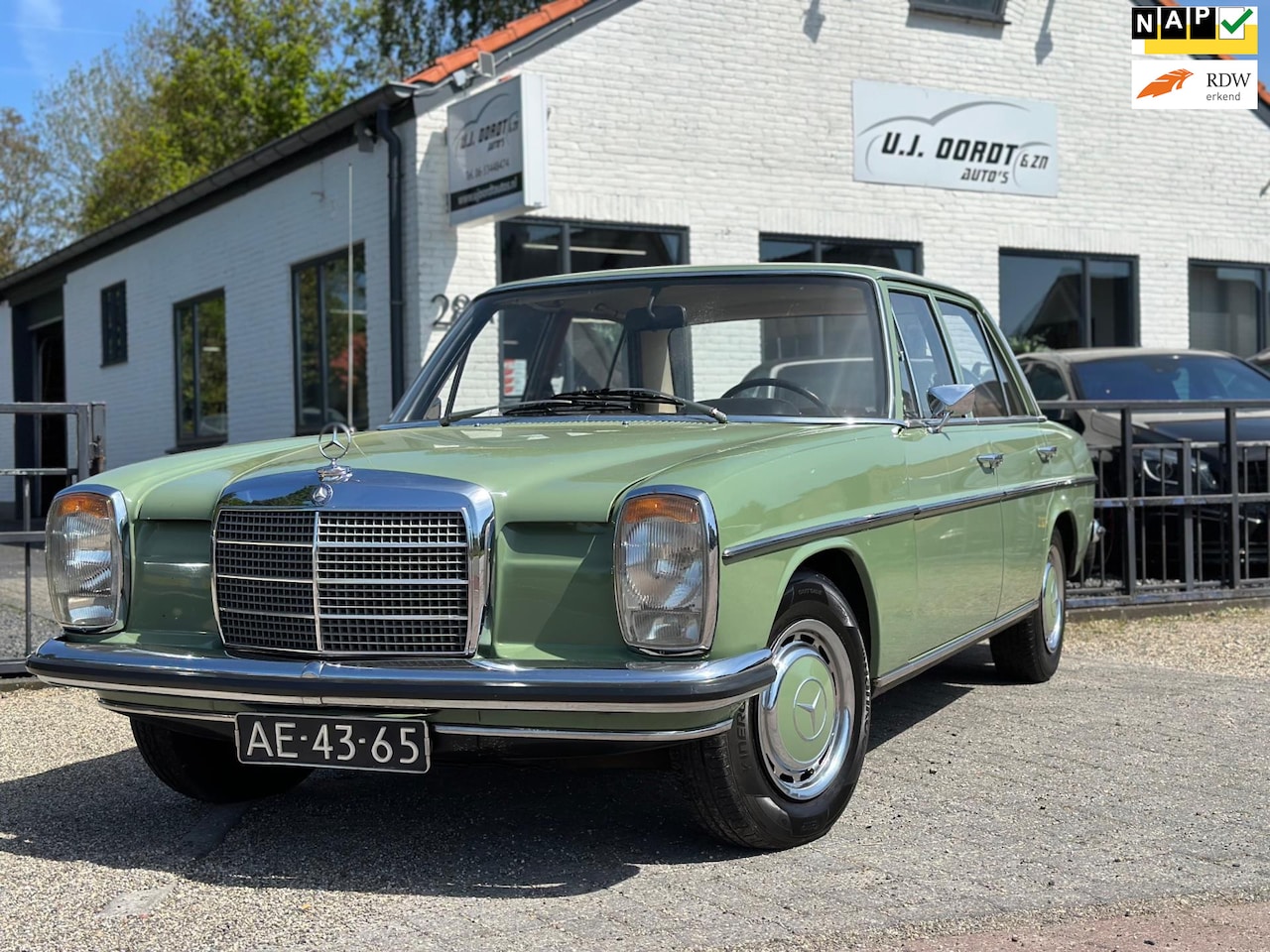 Mercedes-Benz 200-280 (W115) - 220 220 - AutoWereld.nl