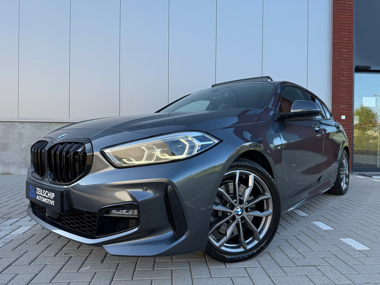 BMW 1-serie - 120i High Executive M-Sportpakket|Pano|Trekhaak| - AutoWereld.nl