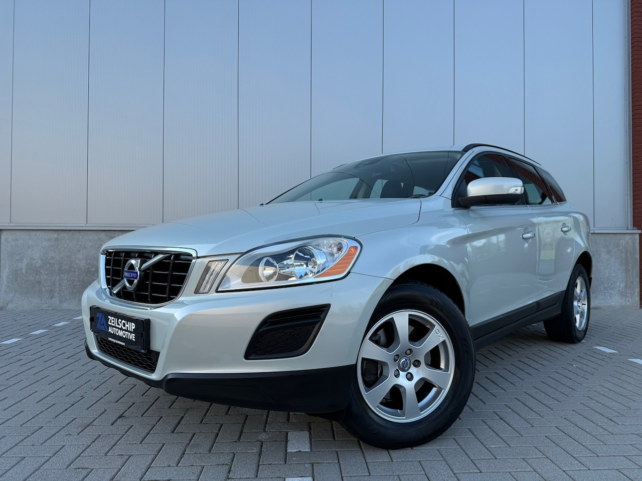 Volvo XC60 - 2.0 D4 Summum Aut|Navi|PDC|Trekhaak| - AutoWereld.nl