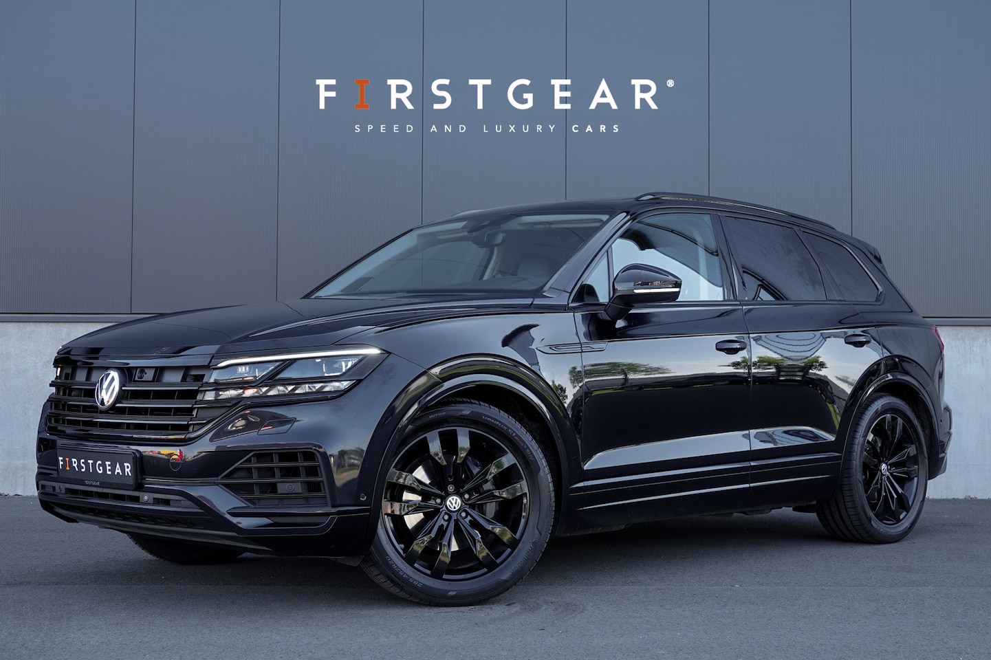 Volkswagen Touareg - 3.0 TDI R-Line *Luchtvering / Vierwielbesturing / Stoel-ventilatie + massage / Panorama / - AutoWereld.nl