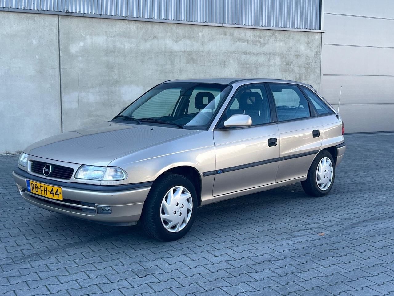 Opel Astra - 1.6i-16V GL 94.000 KM NAP+AUTOMAAT+1STE EIGENAAR+APK 08-04-2026+5 DEURS+RADIO - AutoWereld.nl