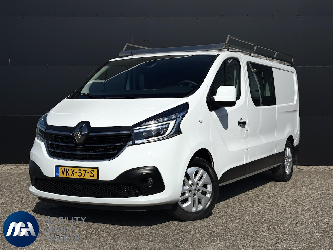 Renault Trafic - 2.0 dCi 145 T29 L2H1 DC Business I 6-Zitter I Trekhaak i Imperial I Navigatie I Parkeercam - AutoWereld.nl