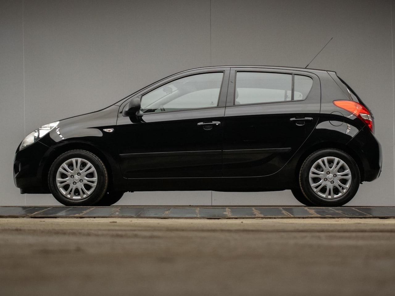Hyundai i20 - 1.2i DynamicVersion Sport (AIRCO,RADIO,ELEKTRISCH PAKKET,SPORTSTOELEN,NIEUWE APK,NETTE STA - AutoWereld.nl