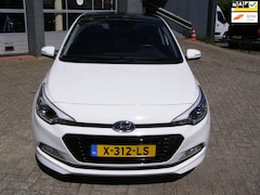 Hyundai i20 - 1.0 T-GDI Premium met cruis en climate control en navigatie en groot panorama dak en leren