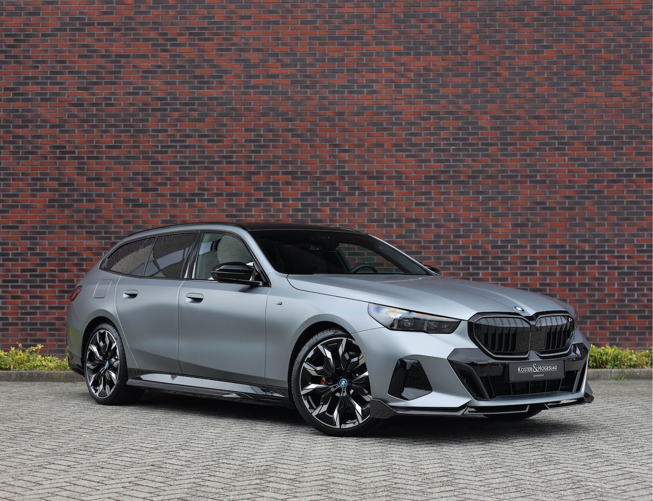 BMW 5-serie Touring - 530e xDrive *M Performance*B&W*HUD*Trekhaak*Pano* - AutoWereld.nl