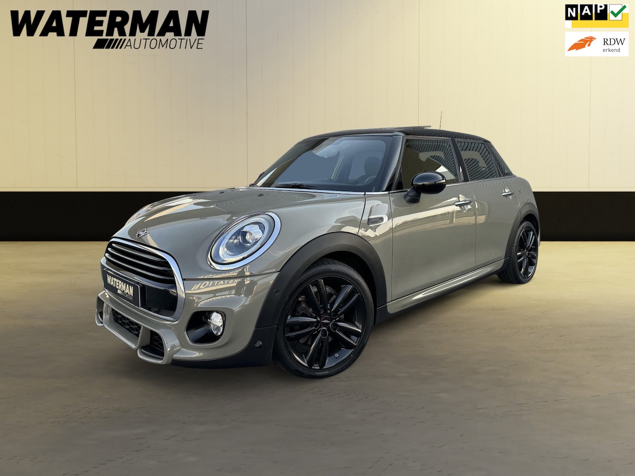 MINI John Cooper Works - Mini 1.5 136PK JCW/AUTOMAAT/PANO/KEYLESS/CAMERA/H&K//NL AUTO!! - AutoWereld.nl