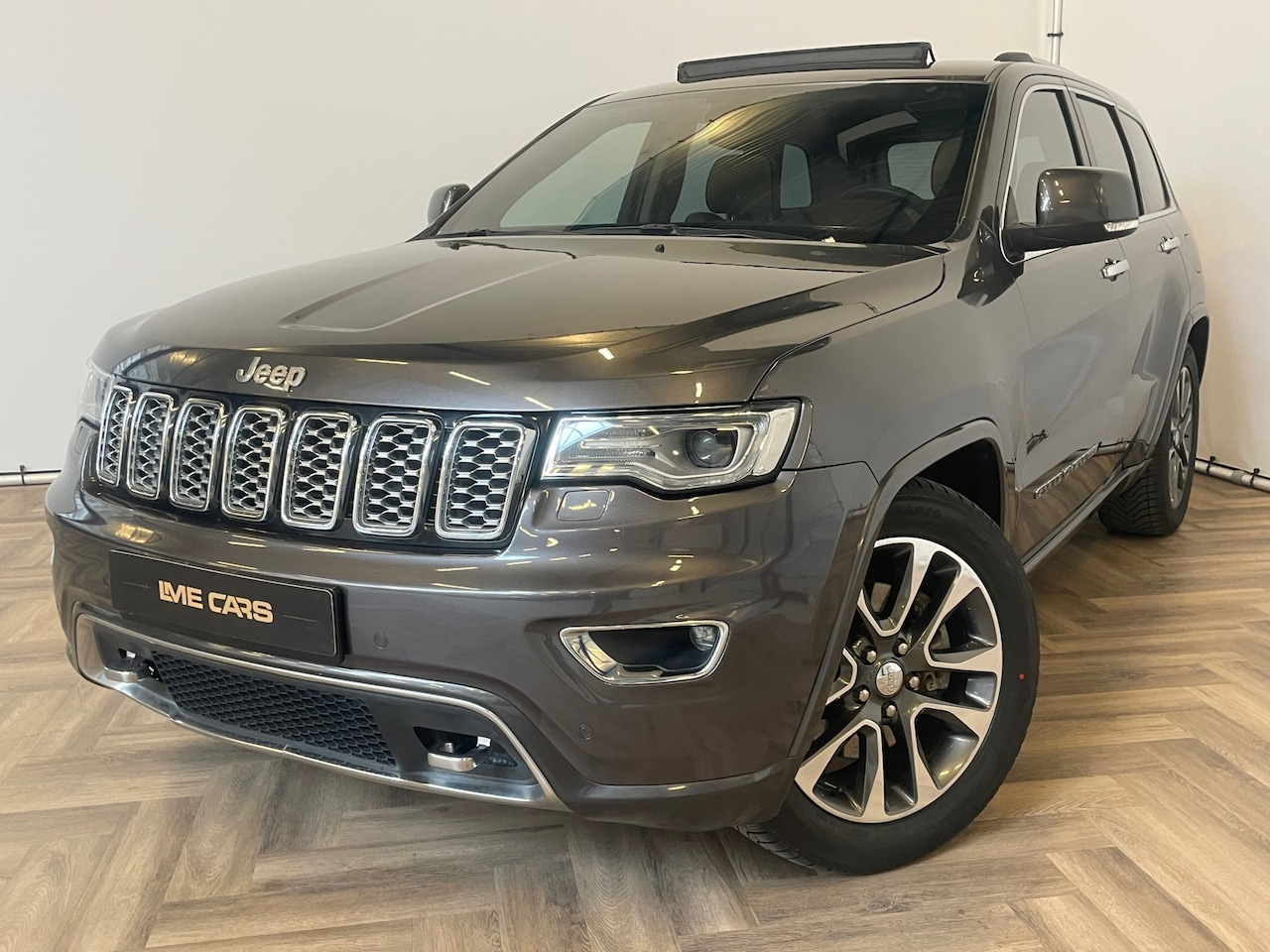 Jeep Grand Cherokee - 5.7 HEMI OVERLAND , WEINIG KM , NIEUWSTAAT, 1e EIGENAAR - AutoWereld.nl